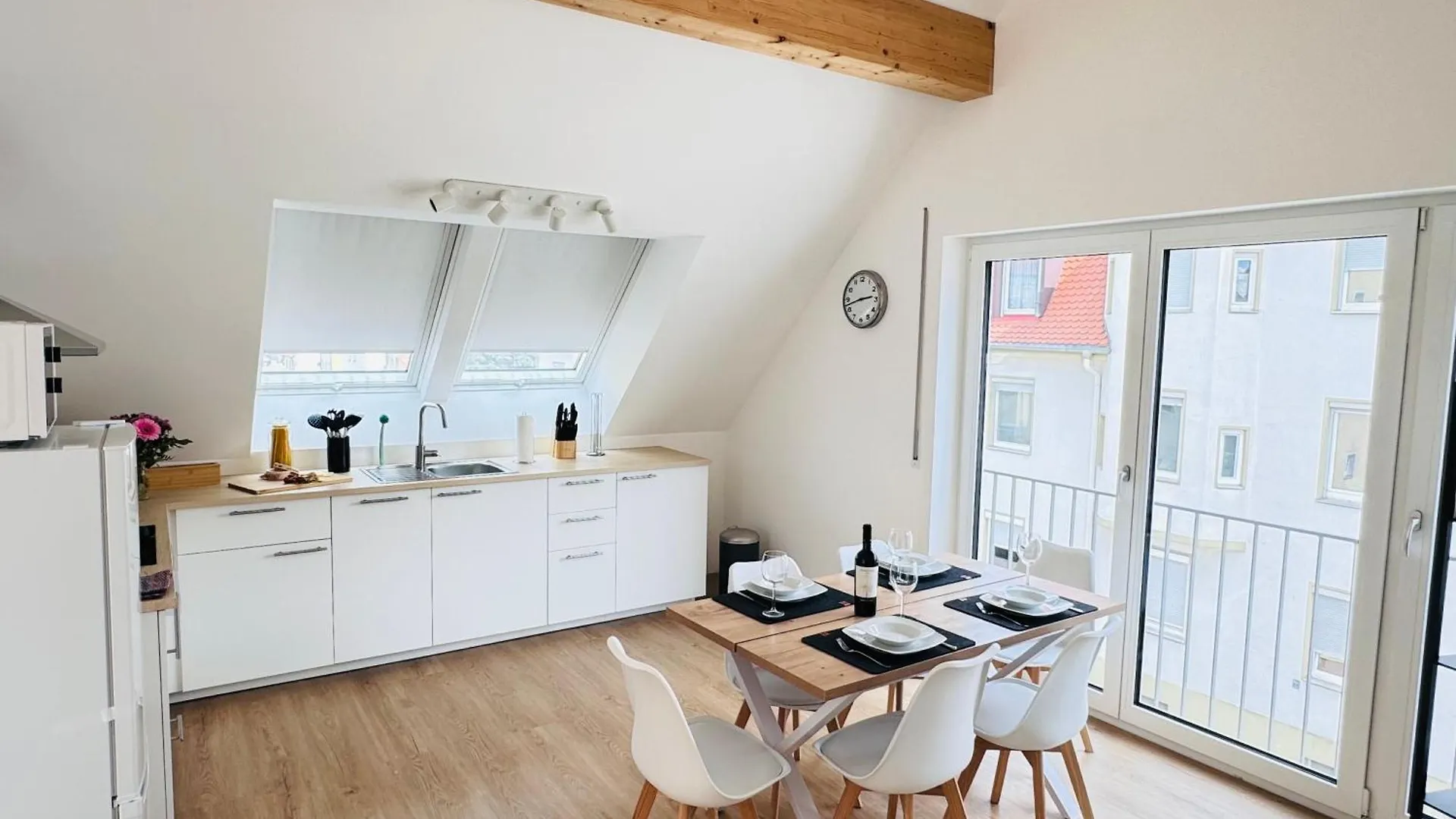 Ferienwohnung Modern-Neu-Nespresso-Balkon-Parkplatz Augsburg Apartment