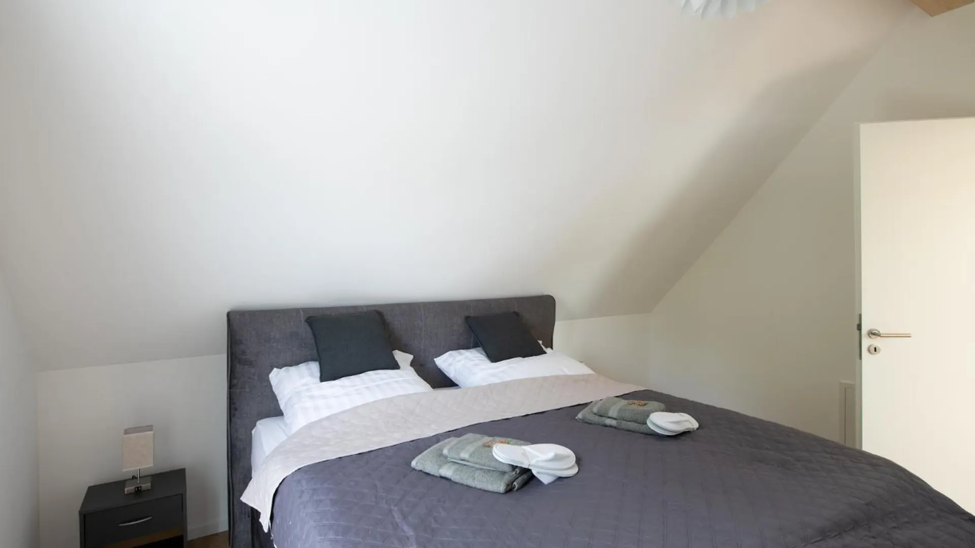 Ferienwohnung Modern-Neu-Nespresso-Balkon-Parkplatz Augsburg