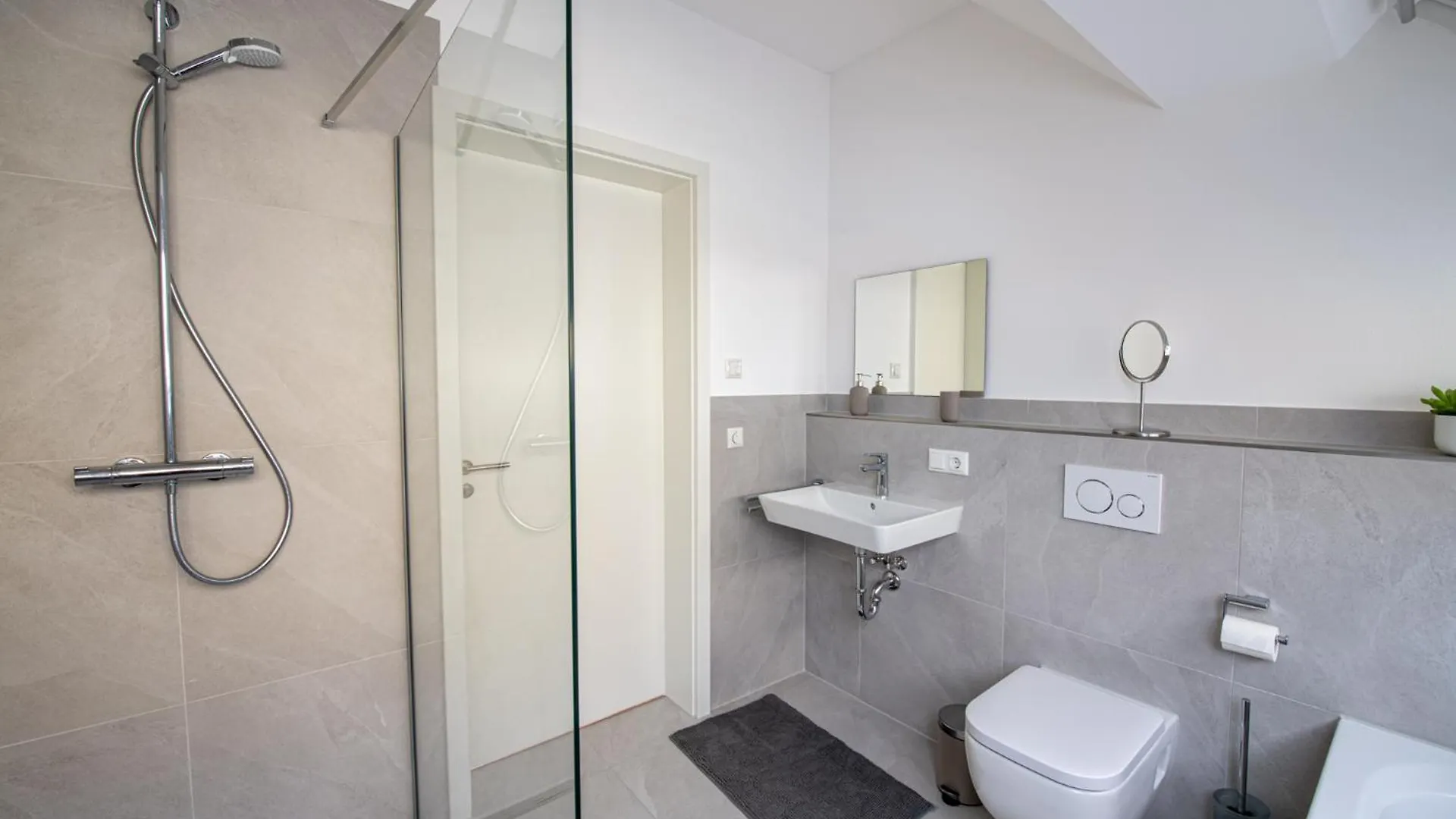 Apartment Ferienwohnung Modern-Neu-Nespresso-Balkon-Parkplatz Augsburg Deutschland