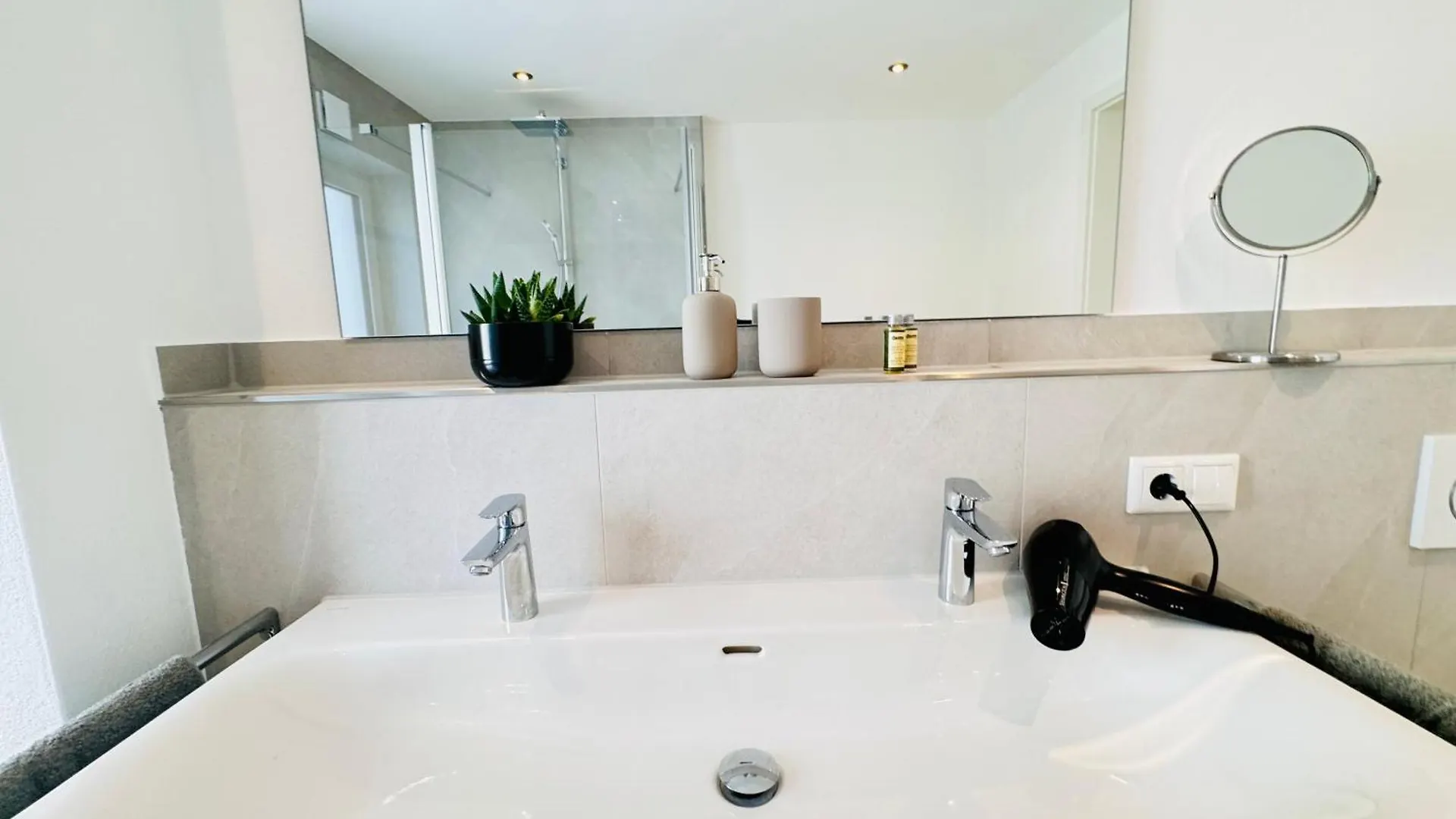 Ferienwohnung Modern-Neu-Nespresso-Balkon-Parkplatz Augsburg Deutschland