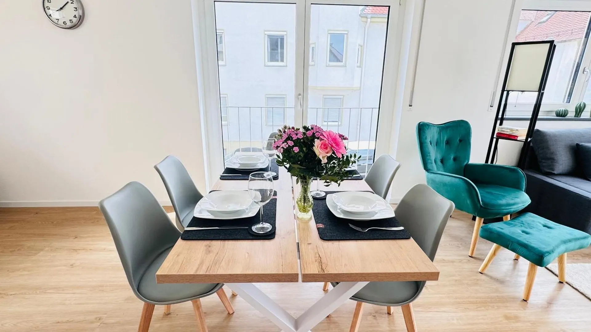 Ferienwohnung Modern-Neu-Nespresso-Balkon-Parkplatz Augsburg