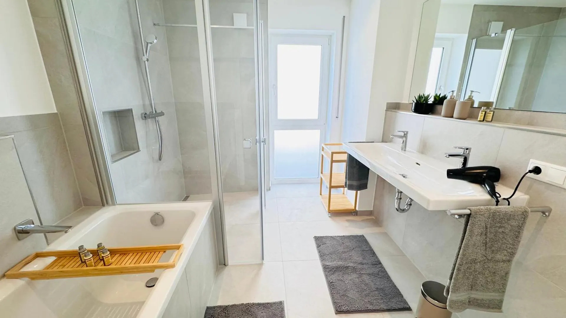 Apartment Ferienwohnung Modern-Neu-Nespresso-Balkon-Parkplatz Augsburg