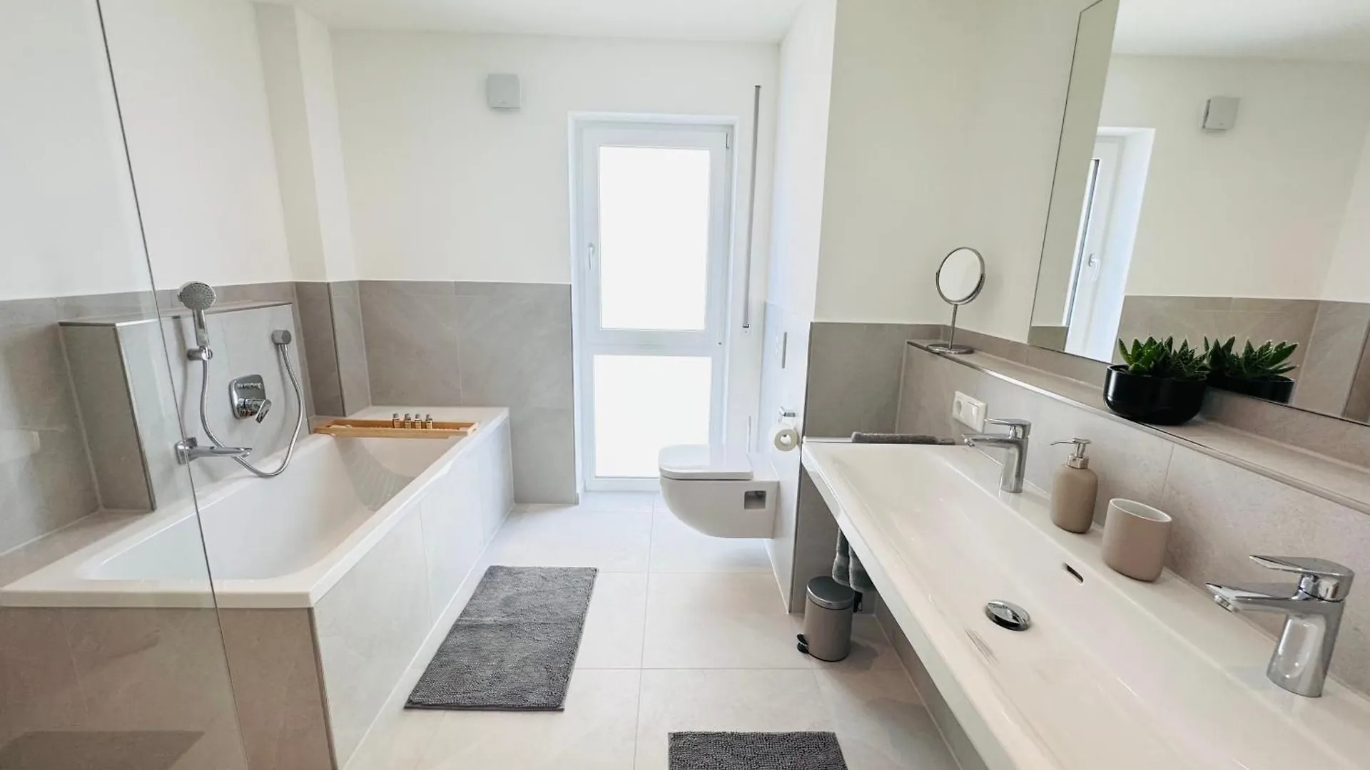 Apartment Ferienwohnung Modern-Neu-Nespresso-Balkon-Parkplatz Augsburg